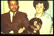 Die Hills mit ihrem Hund, aufgenommen nach der Entführung // The Hills with dog, picture taken after the incident(19968 Byte)